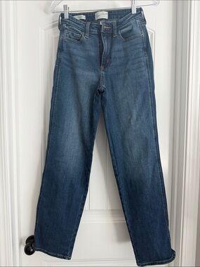 Universal Thread Women's Straight-Leg Jeans in Dark Blue Wash